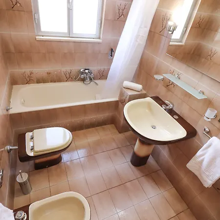 Isabels House In 10 Seats *